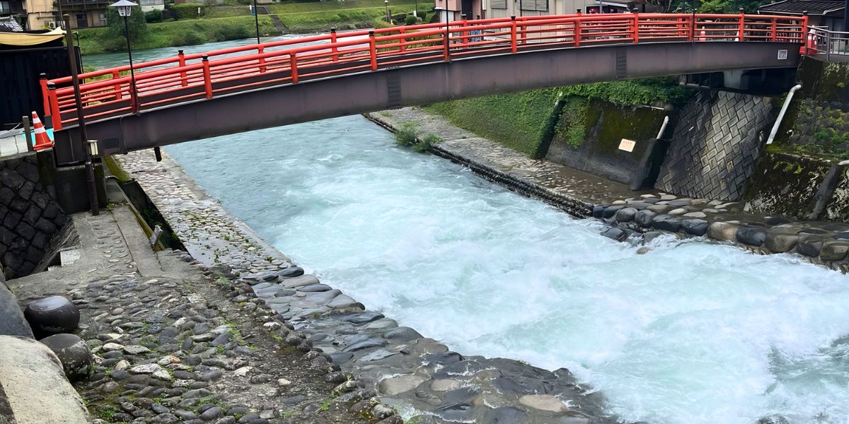 郡上八幡 宗祇庵横を流れる小駄良川の景色